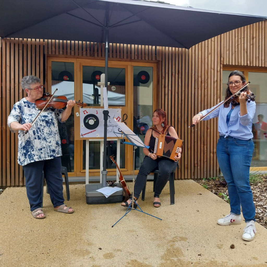concert mené par Anne-Laure (responsable de Dispositif), Brigitte (amie musicienne) au violon, et Amandine (Chef de service) à l’accordéon et au ukulélé
