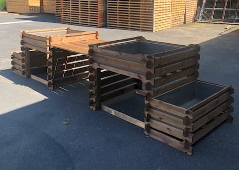 tables, bancs, cabanes et jardinières réalisés par l'ESAT de Mulatet