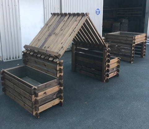 tables, bancs, cabanes et jardinières réalisés par l'ESAT de Mulatet