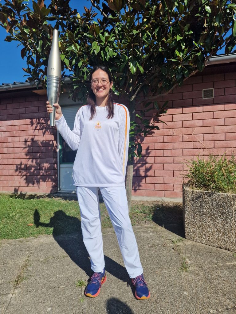 Léa porte la flamme olympique en tant qu’ambassadrice des jeunes aidants.