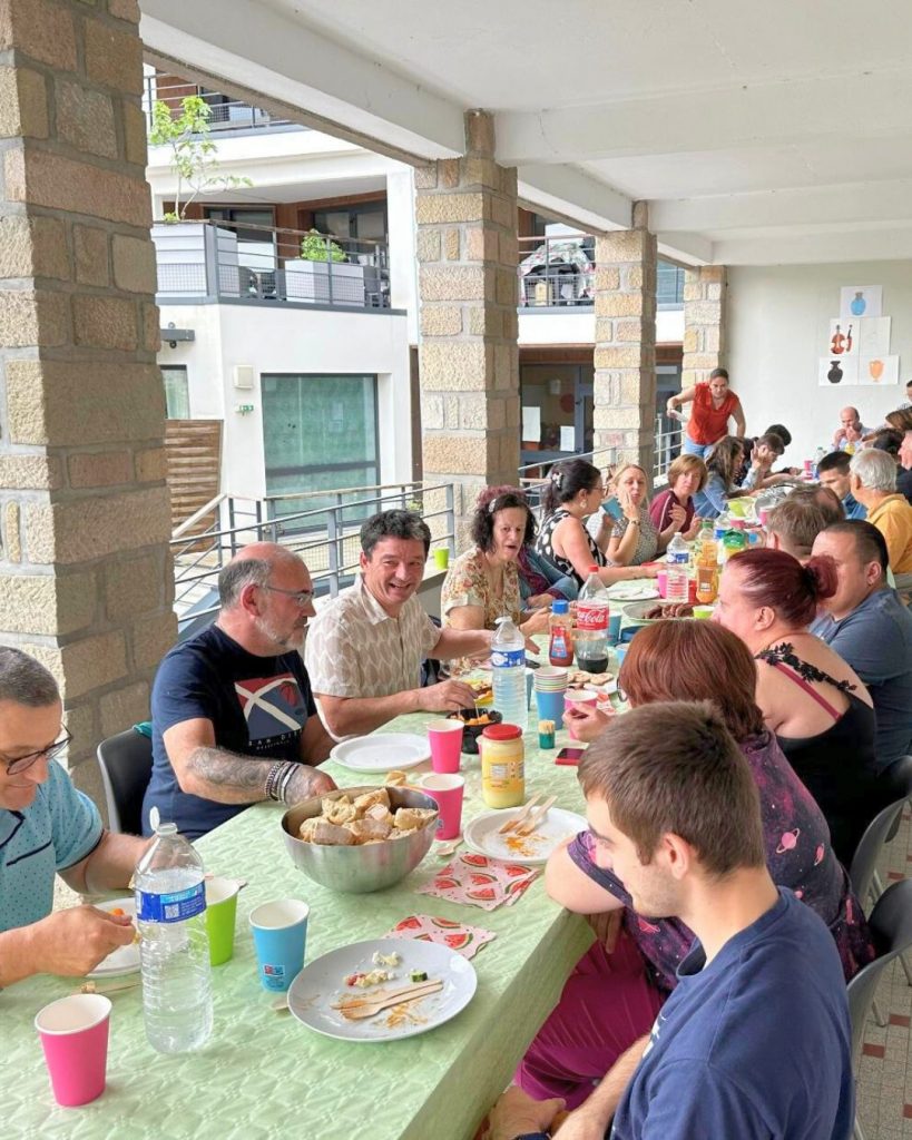 Repas partagé entre les adultes TSA, les professionnels de l’Usine Pierrot Gourmand et les familles.
